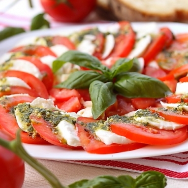 SPECIALITATEA ZILEI: Salata caprese cu sos pesto și busuioc