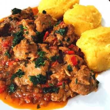 TOCANITA DE OAIE LA CEAUN CU MAMALIGUTA ,MUJDEI ,SALATA ASORTATA MURATURI 200/200/50/150GR