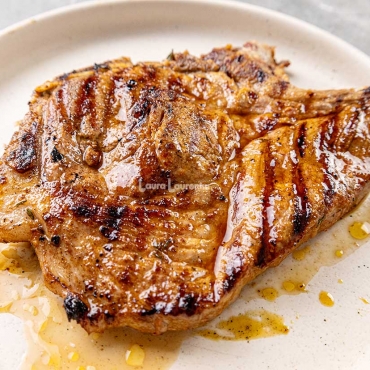 CEAFA DE PORC MARINATA PREPARATA LA GRATAR CU CARTOFI CU ROZMARIN,  SALATA ASORTATA MURATURI, 200/200/150GR      