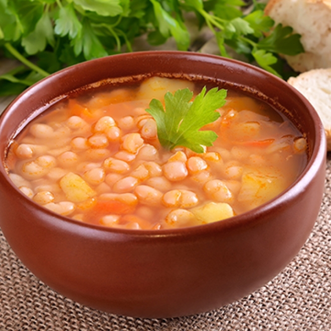Ciorba de fasole cu salata de ceapa