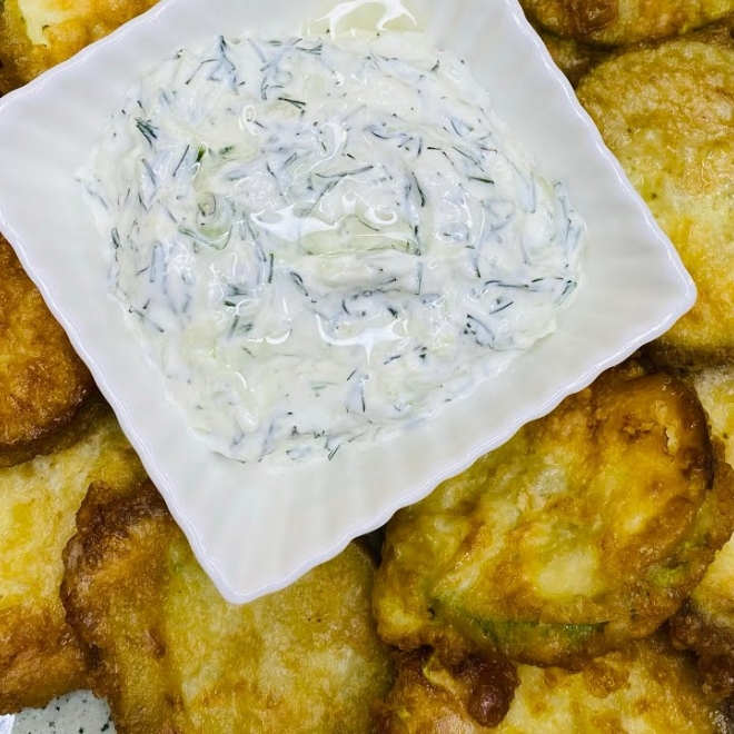 Zucchini pane cu sos tzatziki