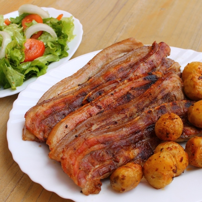 Piept de porc la jar și cartofi cu usturoi