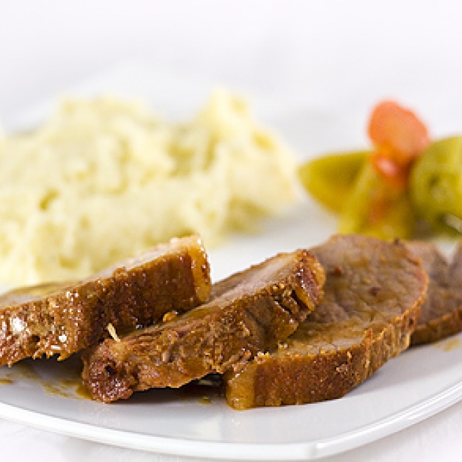 Pulpa de porc la tava cu ierburi aromate și piure