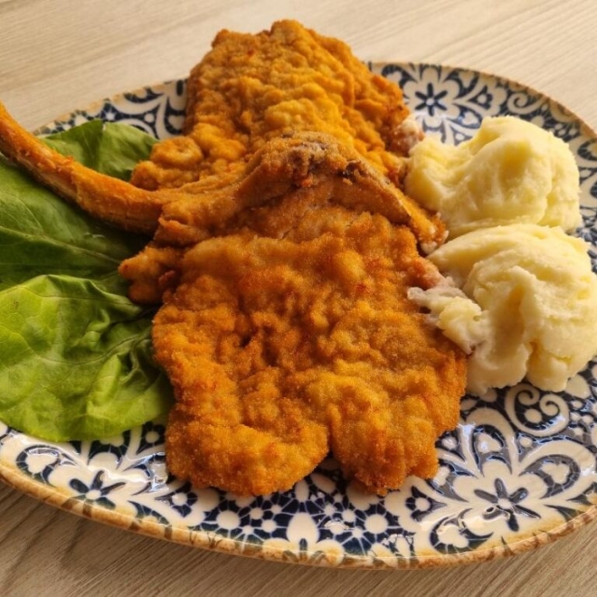 Snitel de porc butterfly cu cartofi prajiti