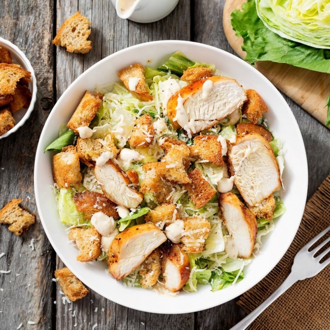 SPECIALITATEA ZILEI: Salata Caesar cu krispy de pui