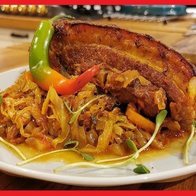 SPECIALITATEA ZILEI: Piept de porc la tava cu varza calita și mamaliga