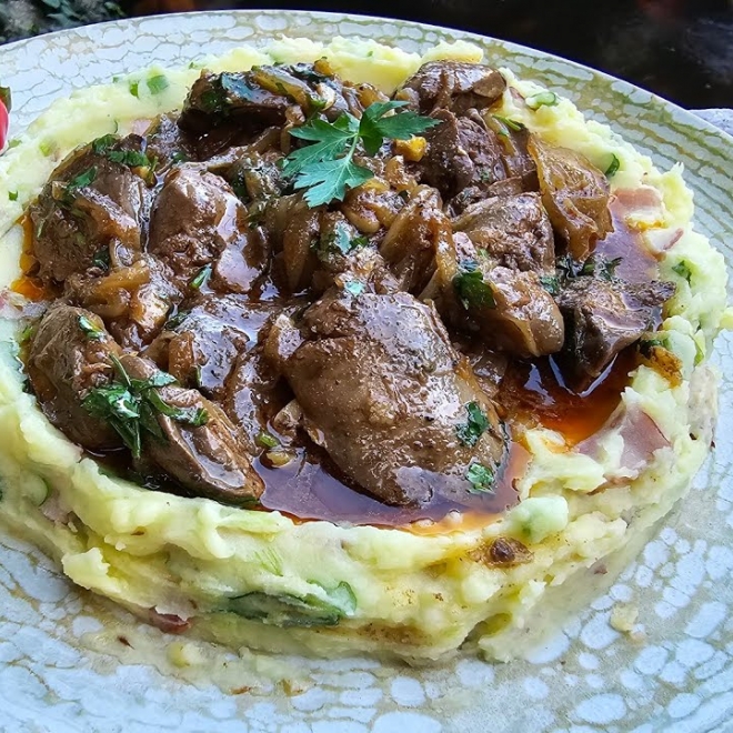 SPECIALITATEA ZILEI: Ficatei de pui cu ceapa caramelizata și piure de cartofi
