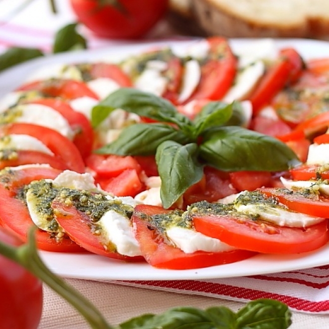 SPECIALITATEA ZILEI: Salata caprese cu sos pesto și busuioc