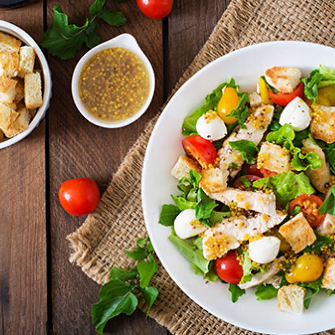 SPECIALITATEA ZILEI: Salata grecească cu sos tzatziki