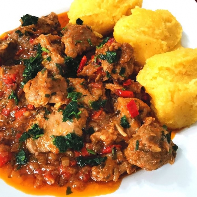 TOCANITA DE OAIE LA CEAUN CU MAMALIGUTA ,MUJDEI ,SALATA ASORTATA MURATURI 200/200/50/150GR