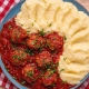 Chiftelute marinate cu piure de cartofi 