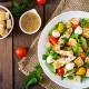 SPECIALITATEA ZILEI: Salata grecească cu sos tzatziki