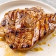 CEAFA DE PORC MARINATA PREPARATA LA GRATAR CU CARTOFI CU ROZMARIN,  SALATA ASORTATA MURATURI, 200/200/150GR      