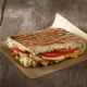 SANDWICH FOCACCIA CU PIEPT PUI, CEAPA CARAMELIZATA, CASTRAVETI SI GRATINAT CU TOPPING PIZZA 350/150/50GR, (550g)